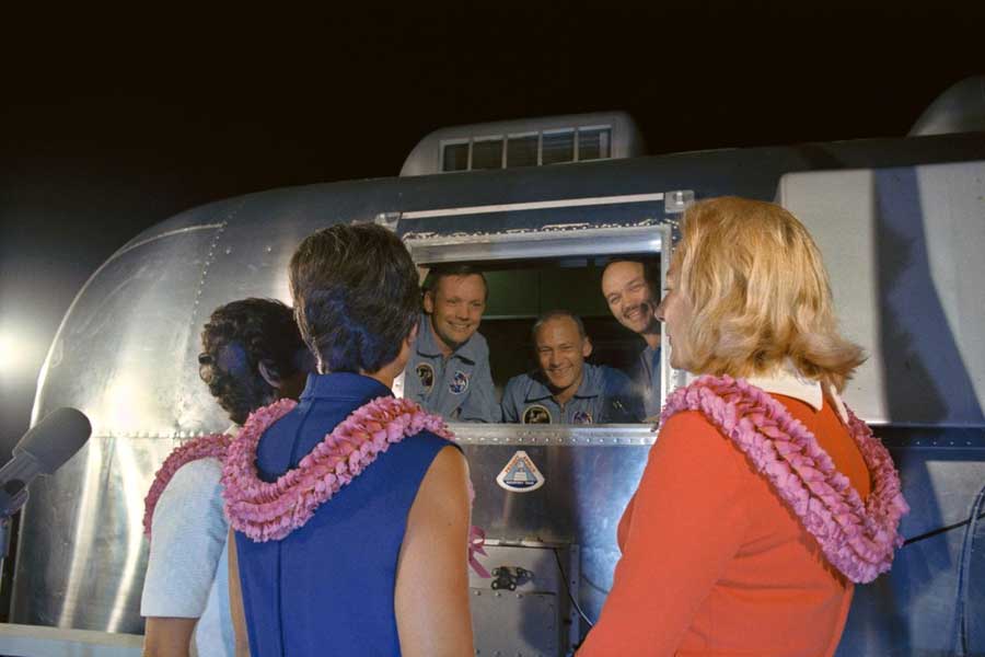 Os tripulantes da Apollo 11, ainda em quarentena de 21 dias, são recebidos por suas esposas.